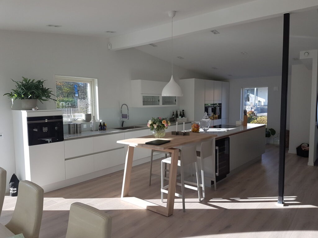 Köksrenovering i Eksjö, snickare injusterar luckor