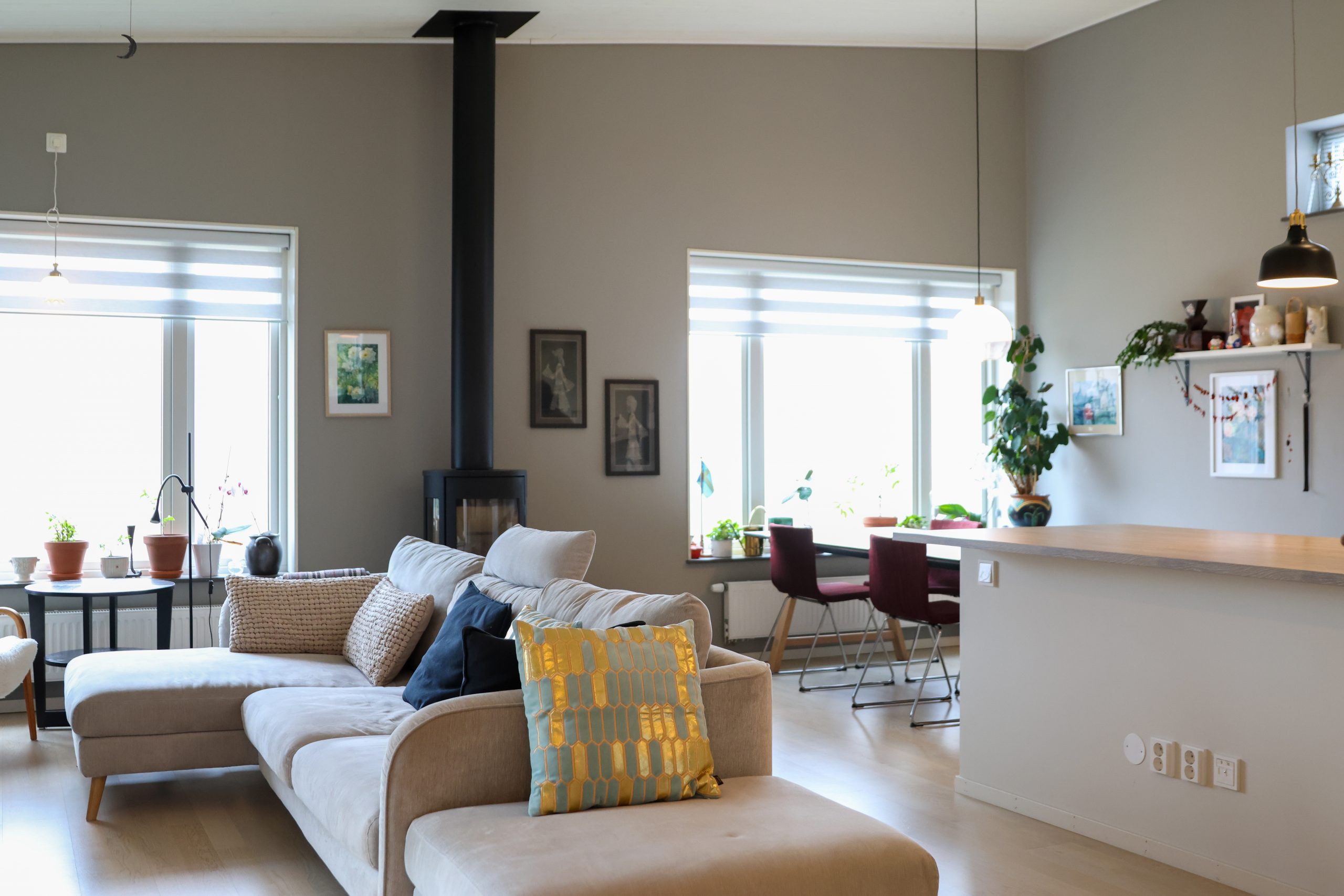 Om- och tillbyggnad i Tranås, snickare färdigställer interiör