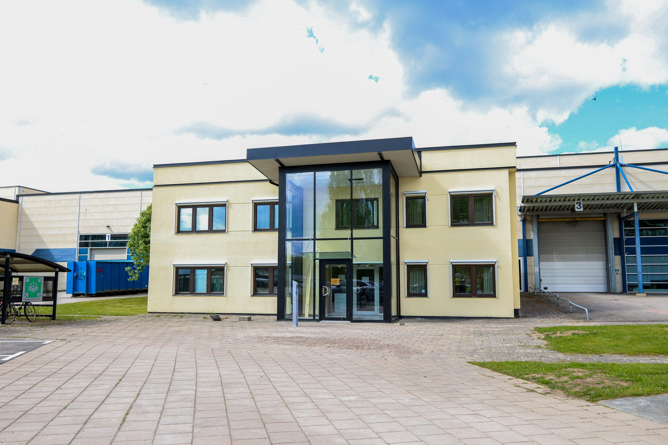 Nya entrén hos Bufab Sweden AB i Värnamo – en del av helhetsprojektet med fokus på funktion och estetik.